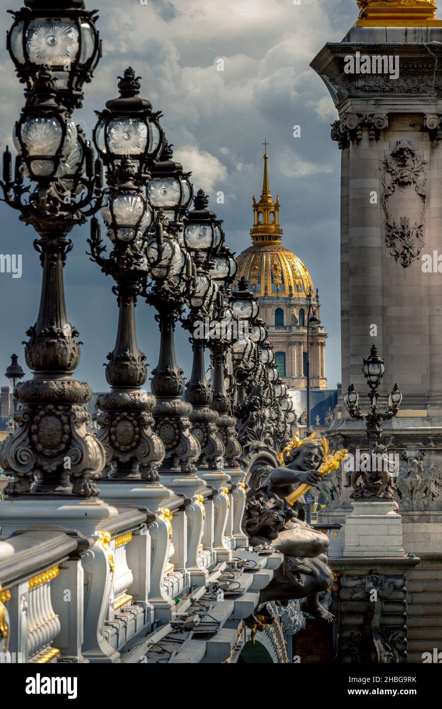 Paris, France - 10 mai 2021 : Pont Alexandre III : ce pont est largement considéré comme le pont le plus ornemental de Paris Banque D'Images