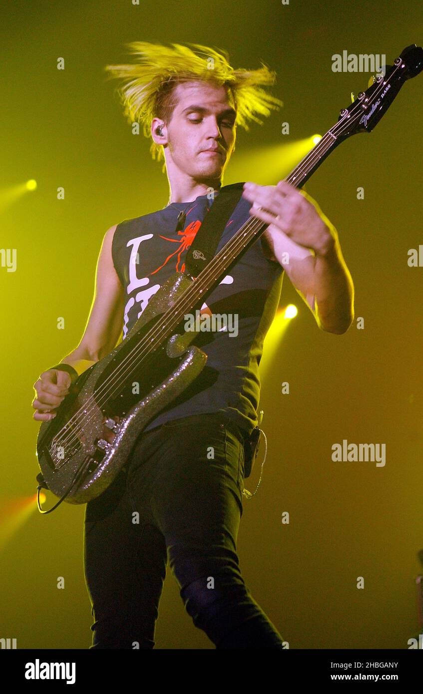 Mikey Way of My Chemical Romance se produit sur scène au Wembley Arena de Londres le 12,2011 février Banque D'Images