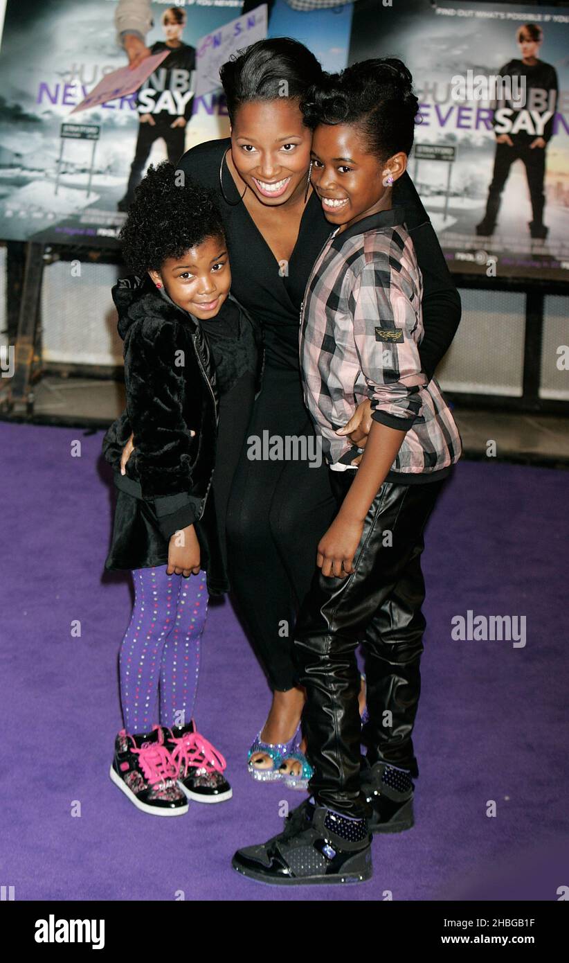 Jamelia et les enfants Jamelia avec les enfants Tiani (L) et Teja (R) attendLe Justin Bieber Premiere : Never say Never - UK film Premiere at Cineworld, The O? Arena, Millennium Way, Londres, SE10, le 16,2011 février. Banque D'Images