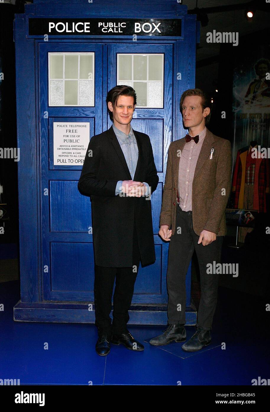 Matt Smith (à gauche) pose à côté de la Tardis et un modèle à l'échelle de la taille de la vie de Doctor Who, lors du lancement VIP de Doctor Who Experience à Olympia Two à Kensington, à l'ouest de Londres. Banque D'Images