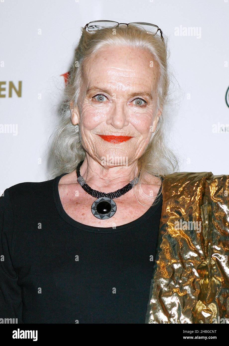 Shirley Eaton participe au lancement d'une boutique en ligne d'une semaine organisée par son organisme de bienfaisance Fashion for relief à Westfield, Londres. Banque D'Images