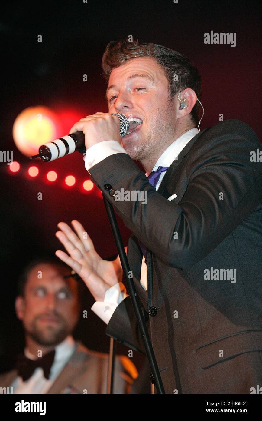 Darren of the Overtones se produit au G-A-y Heaven, à Londres, le 4 juin 2011. Banque D'Images