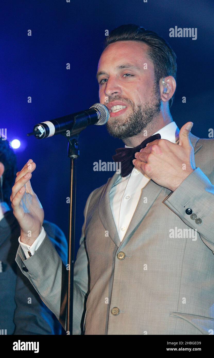 Lachie of the Overtones se produit au G-A-y Heaven, Londres, le 4 juin 2011. Banque D'Images