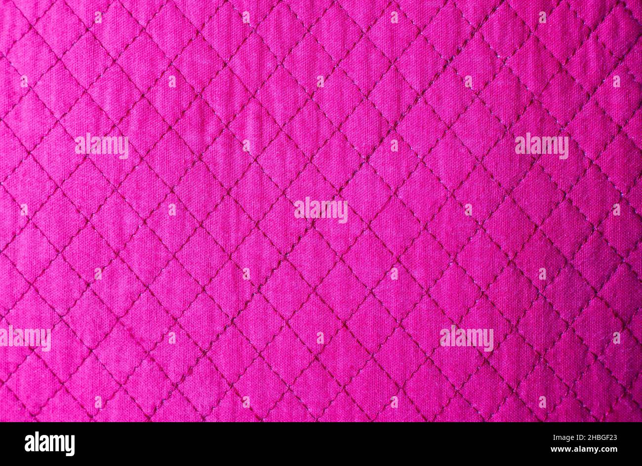 Une texture fuchsia avec motif en losange. Fond pour les ressources graphiques sur le thème de la mode. Banque D'Images