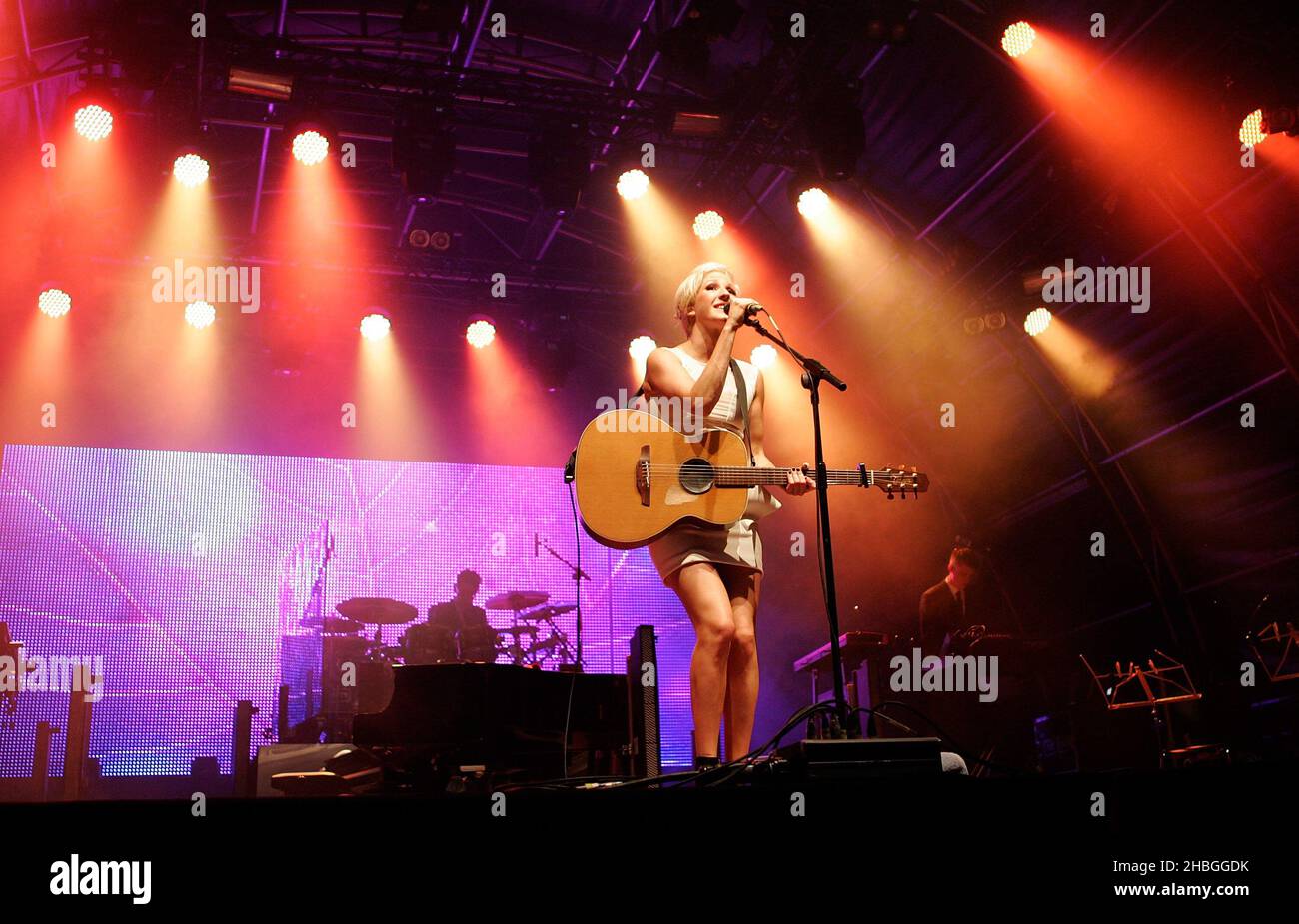 Ellie Goulding se produit sur scène dans le cadre de la série d'été à Somerset House, dans le centre de Londres. Banque D'Images