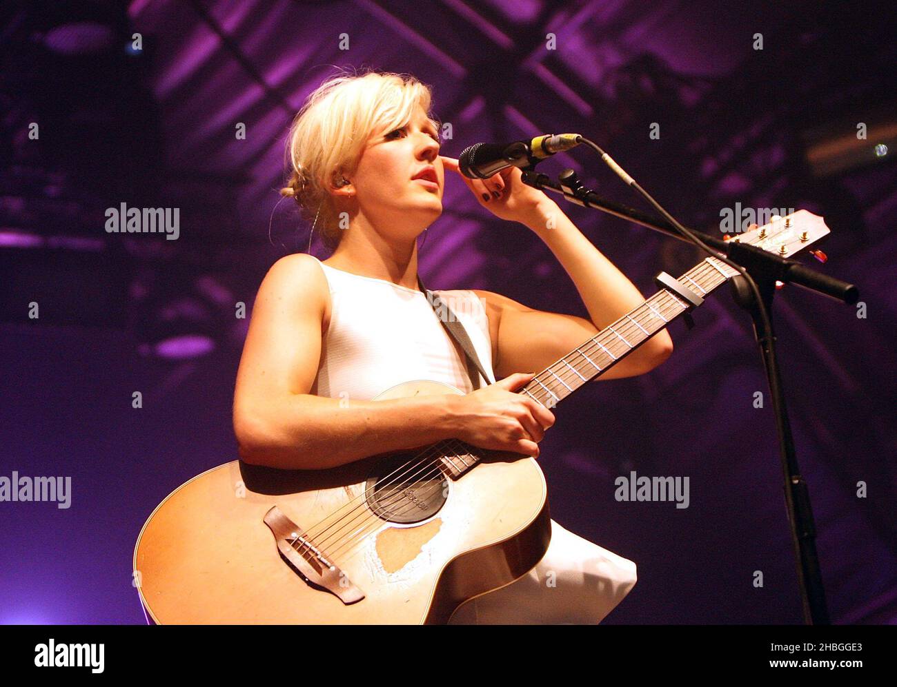 Ellie Goulding se produit sur scène dans le cadre de la série d'été à Somerset House, dans le centre de Londres. Banque D'Images