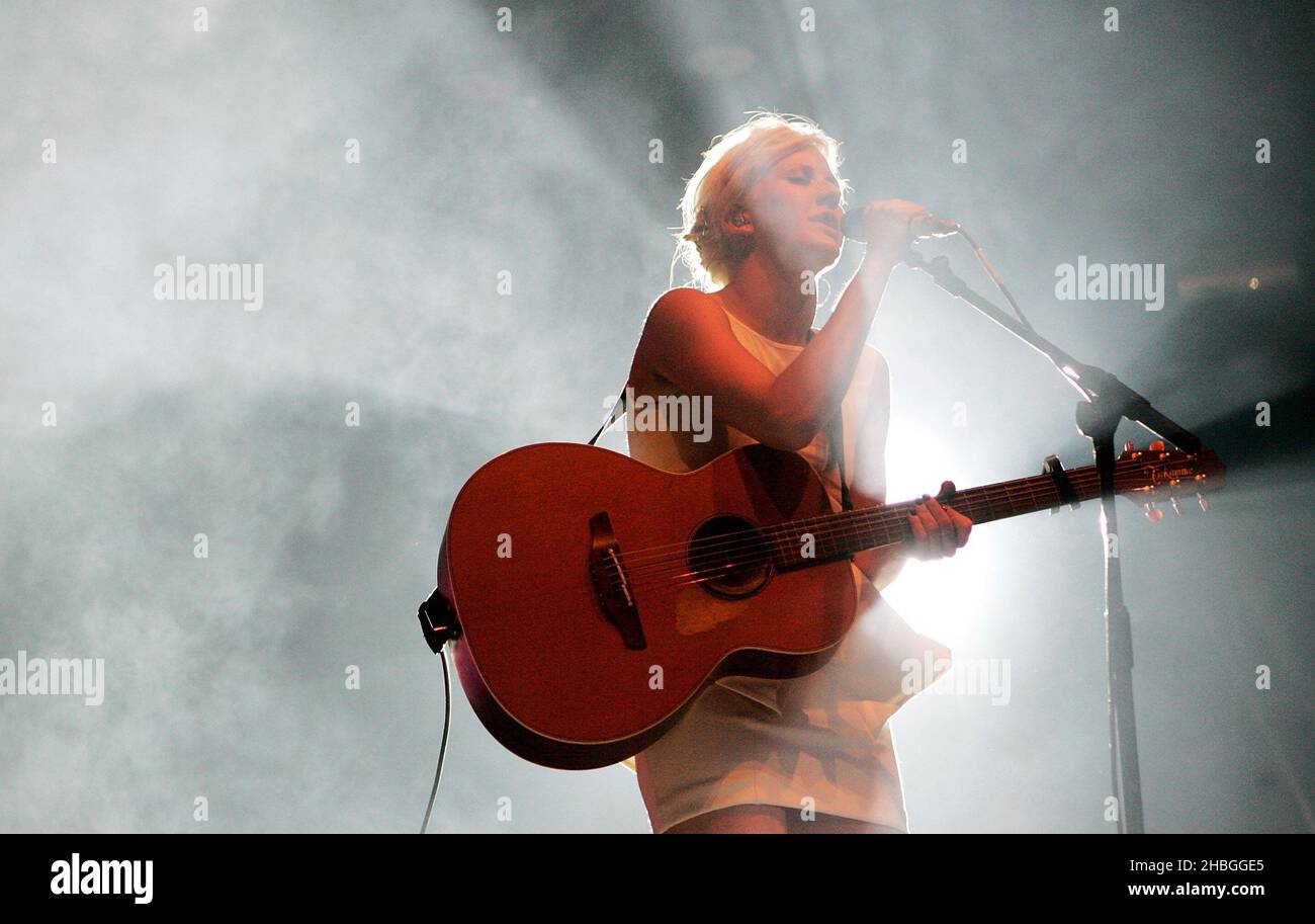 Ellie Goulding se produit sur scène dans le cadre de la série d'été à Somerset House, dans le centre de Londres. Banque D'Images