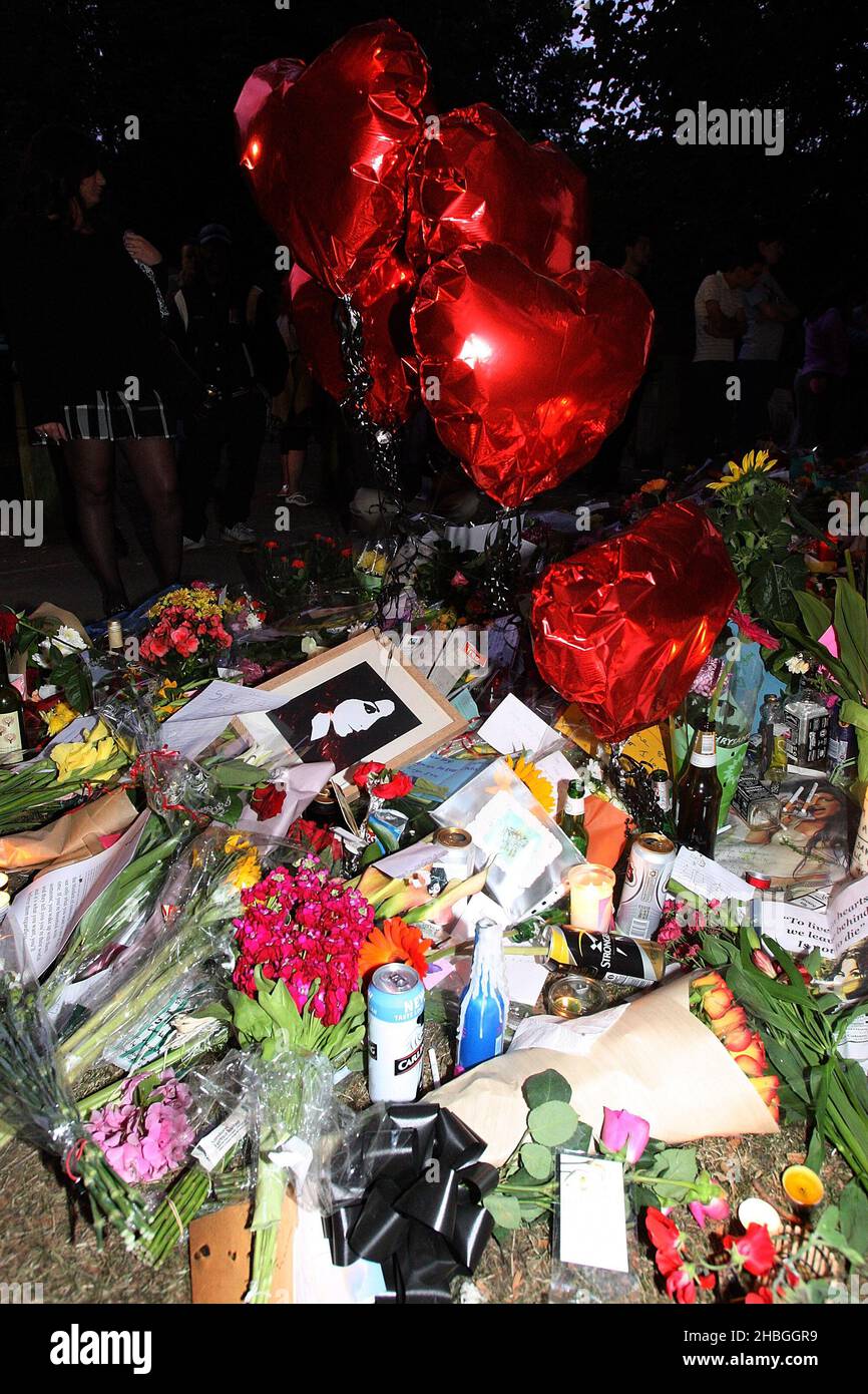Hommages à Amy Winehouse à l'extérieur de sa maison à Camden Square le 26,2011 juillet à Londres. Banque D'Images