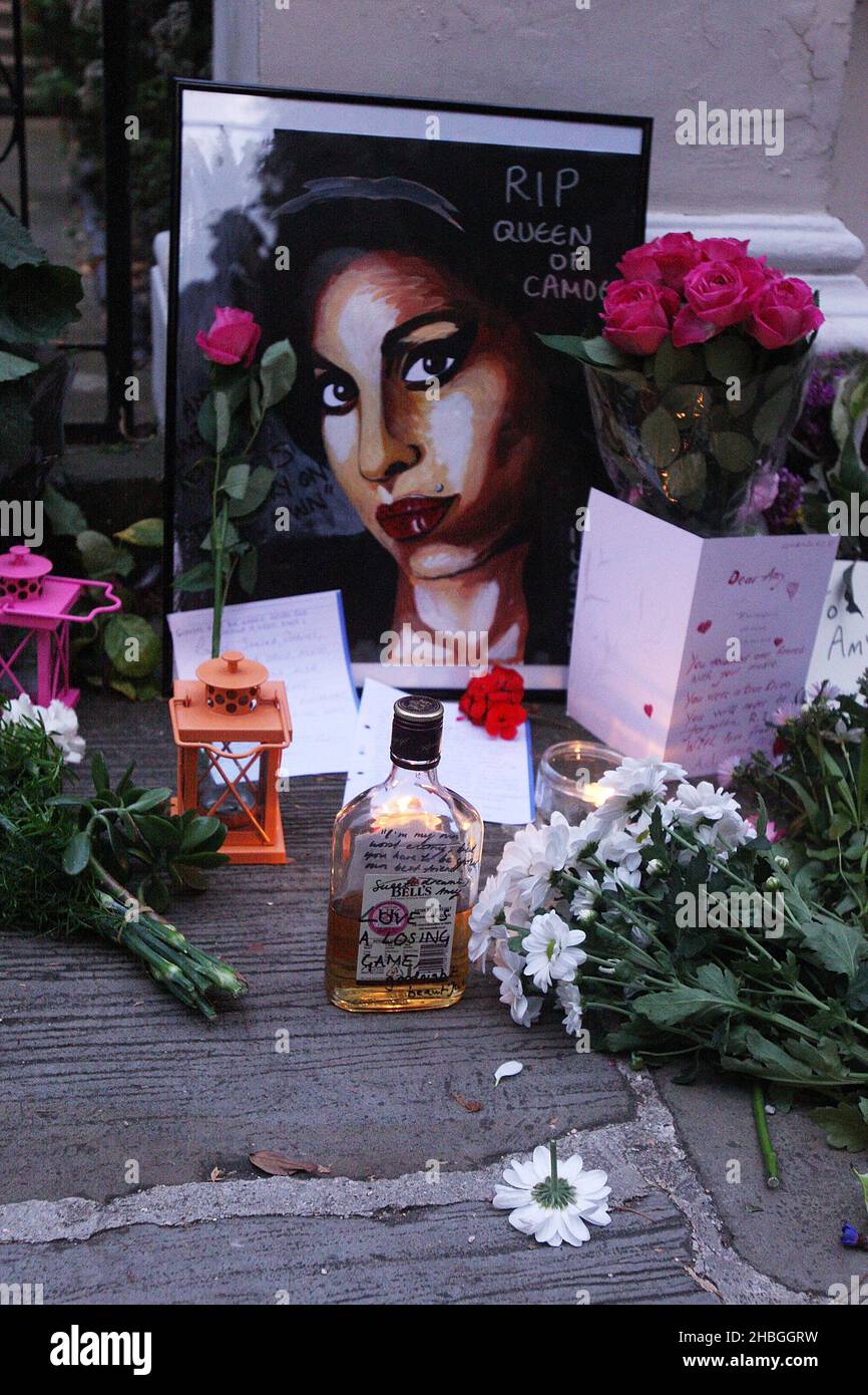 Hommages à Amy Winehouse à l'extérieur de sa maison à Camden Square le 26,2011 juillet à Londres. Banque D'Images