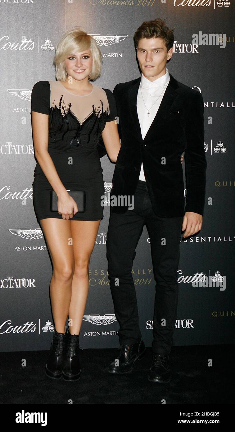 Pixie Lott et le petit ami Oliver Cheshire arrivent pour les prix quintessentiellement à One Marylebone, Londres. Banque D'Images