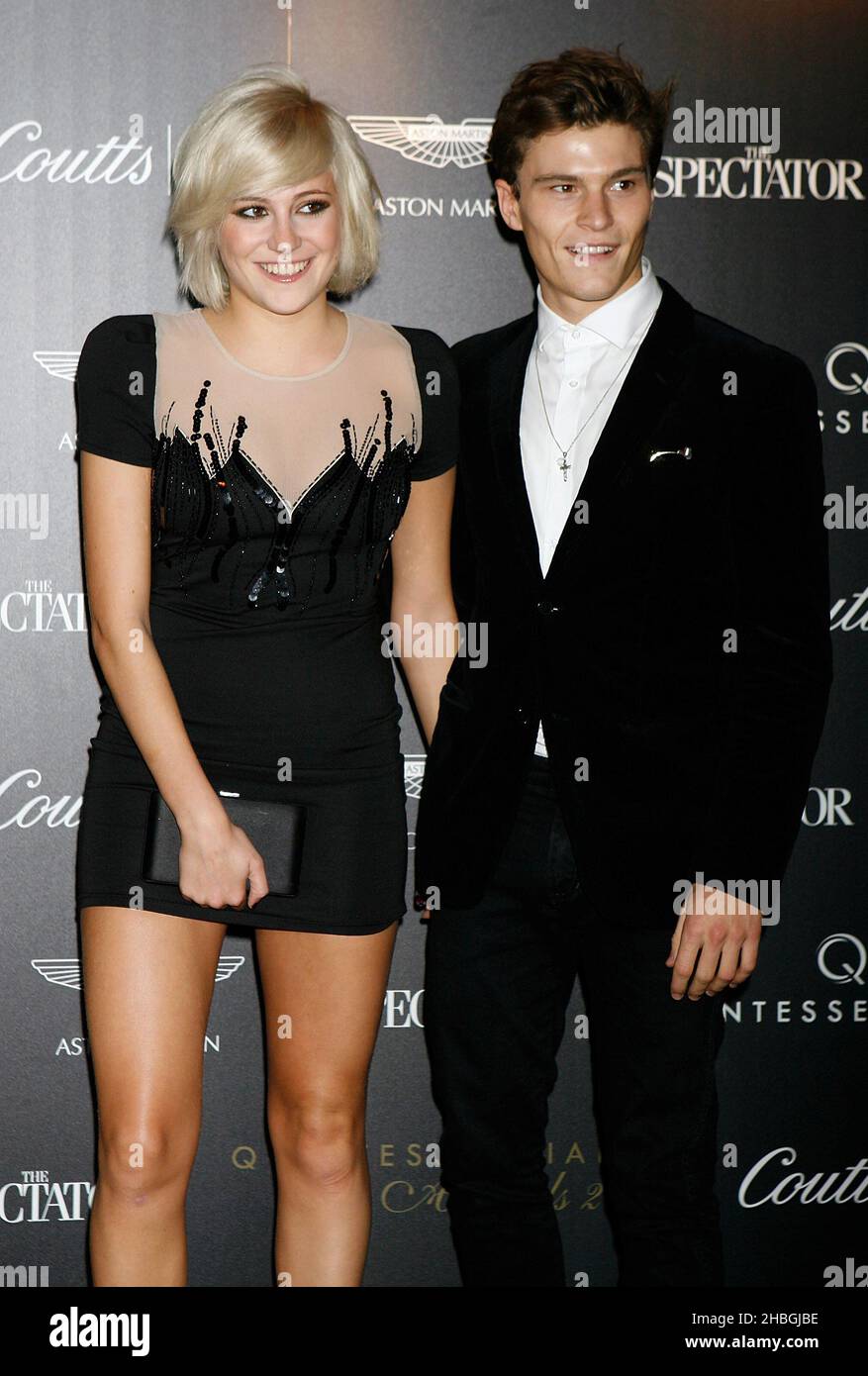 Pixie Lott et le petit ami Oliver Cheshire arrivent pour les prix quintessentiellement à One Marylebone, Londres. Banque D'Images