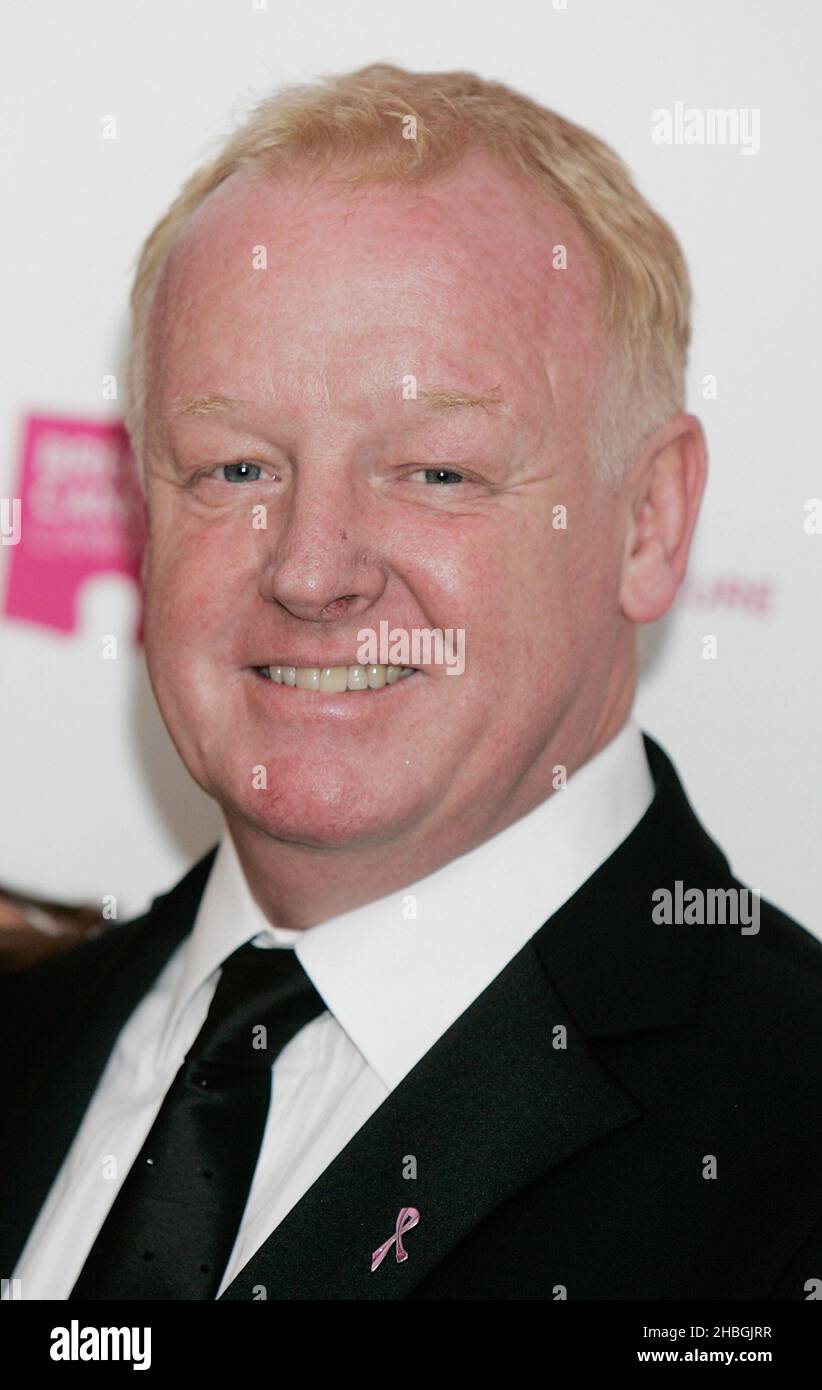 Les Dennis assiste au Pink Ribbon ball au Dorchester Hotel à Londres Banque D'Images