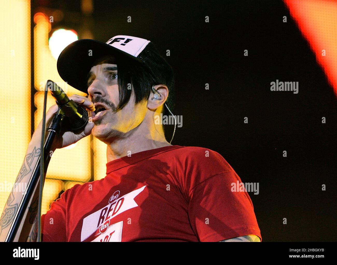 Anthony Kiedis, du Red Hot Chili Peppers, se produit à l'Arena O2 de Londres. Banque D'Images