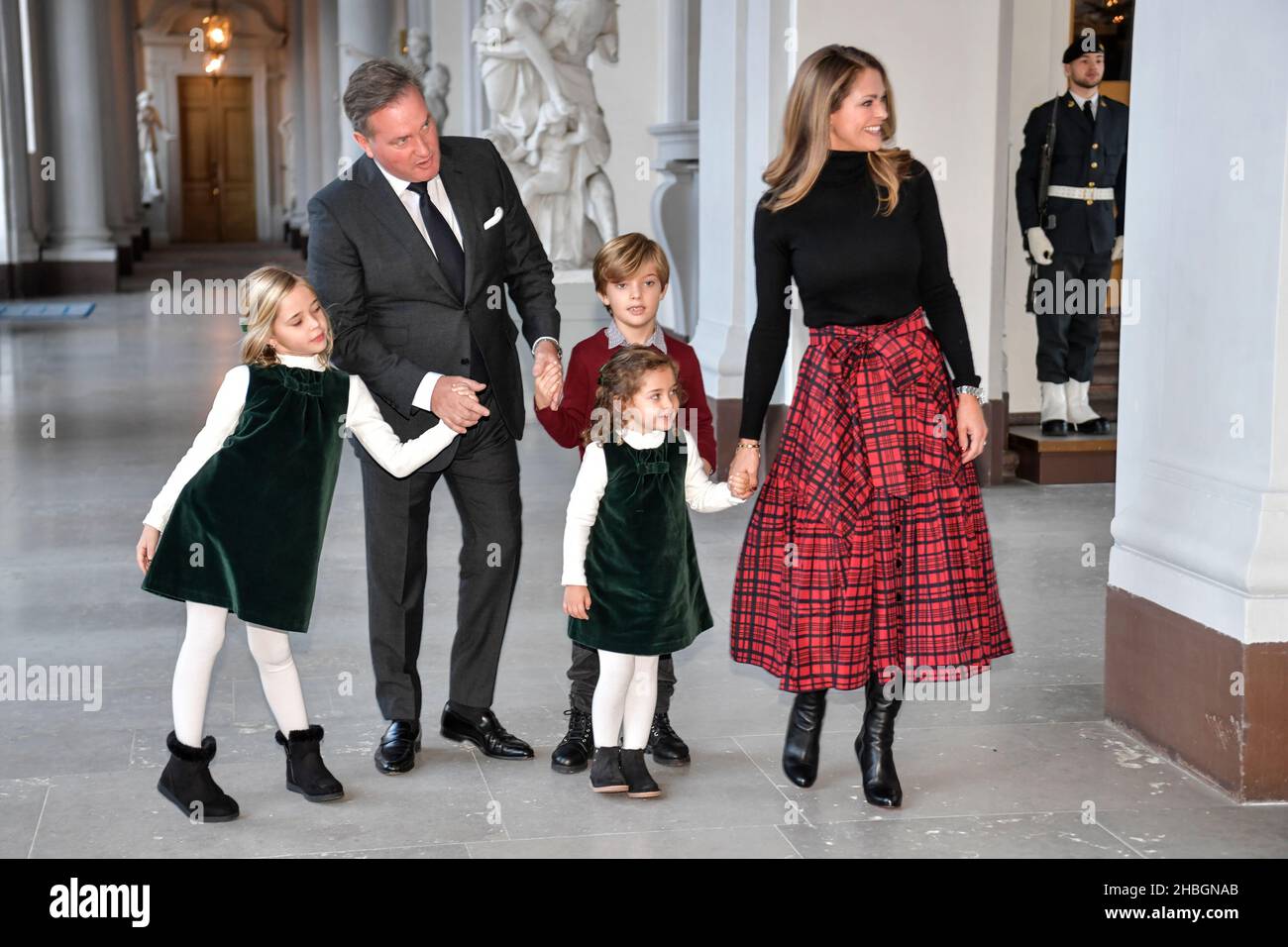 La princesse Madeleine, le mari Chris O'Neill, la princesse Leonore, la princesse Adrienne et le prince Nicolas reçoivent cette année des arbres de Noël au Palais royal de Stockholm, en Suède, le 20 décembre 2021.Photo: Anders Wiklund / TT code 10040 Banque D'Images