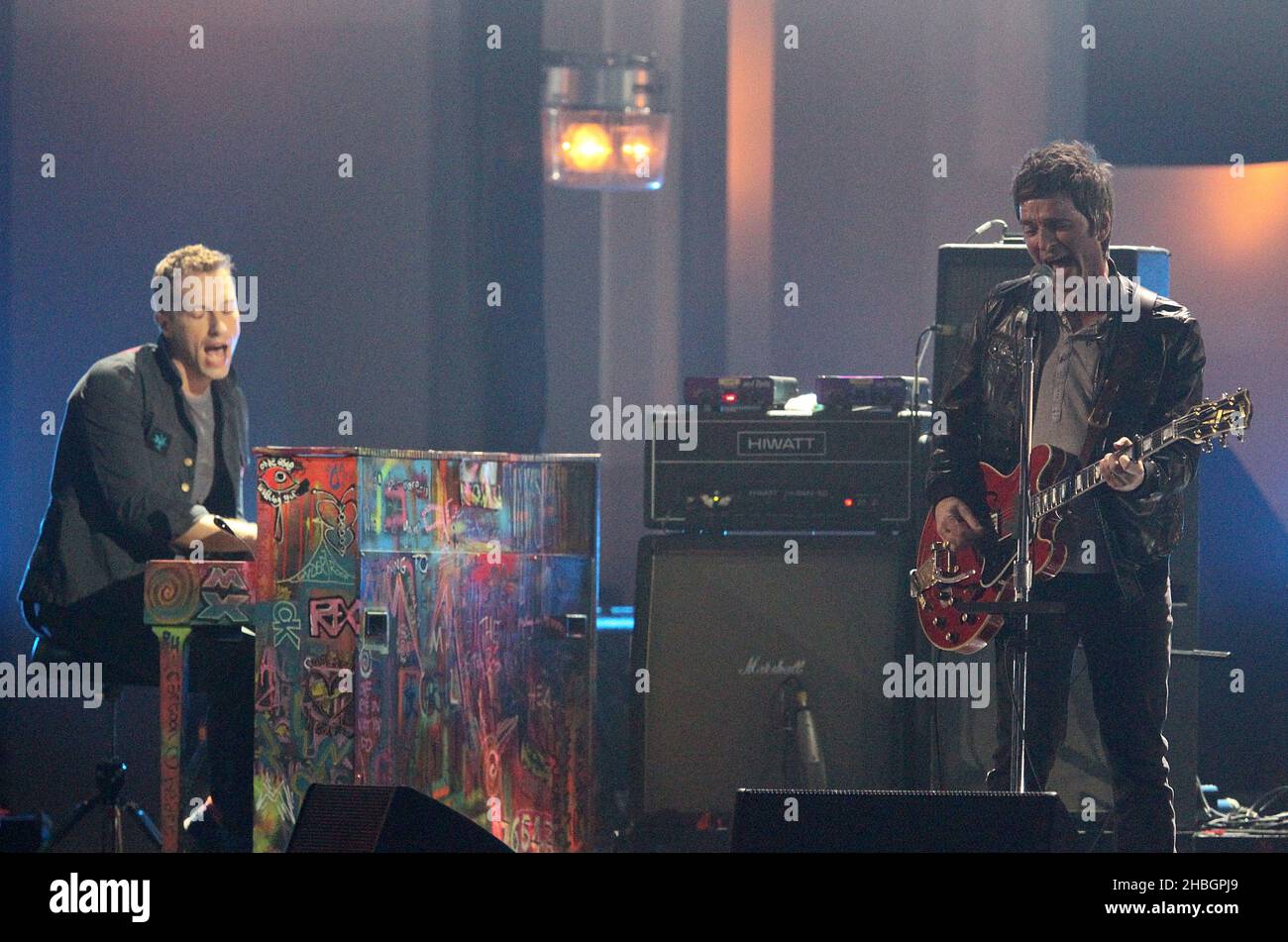Noel Gallagher's Flying High Birds se produire lors des prix Brit 2012 à l'Arena O2, Londres. Banque D'Images