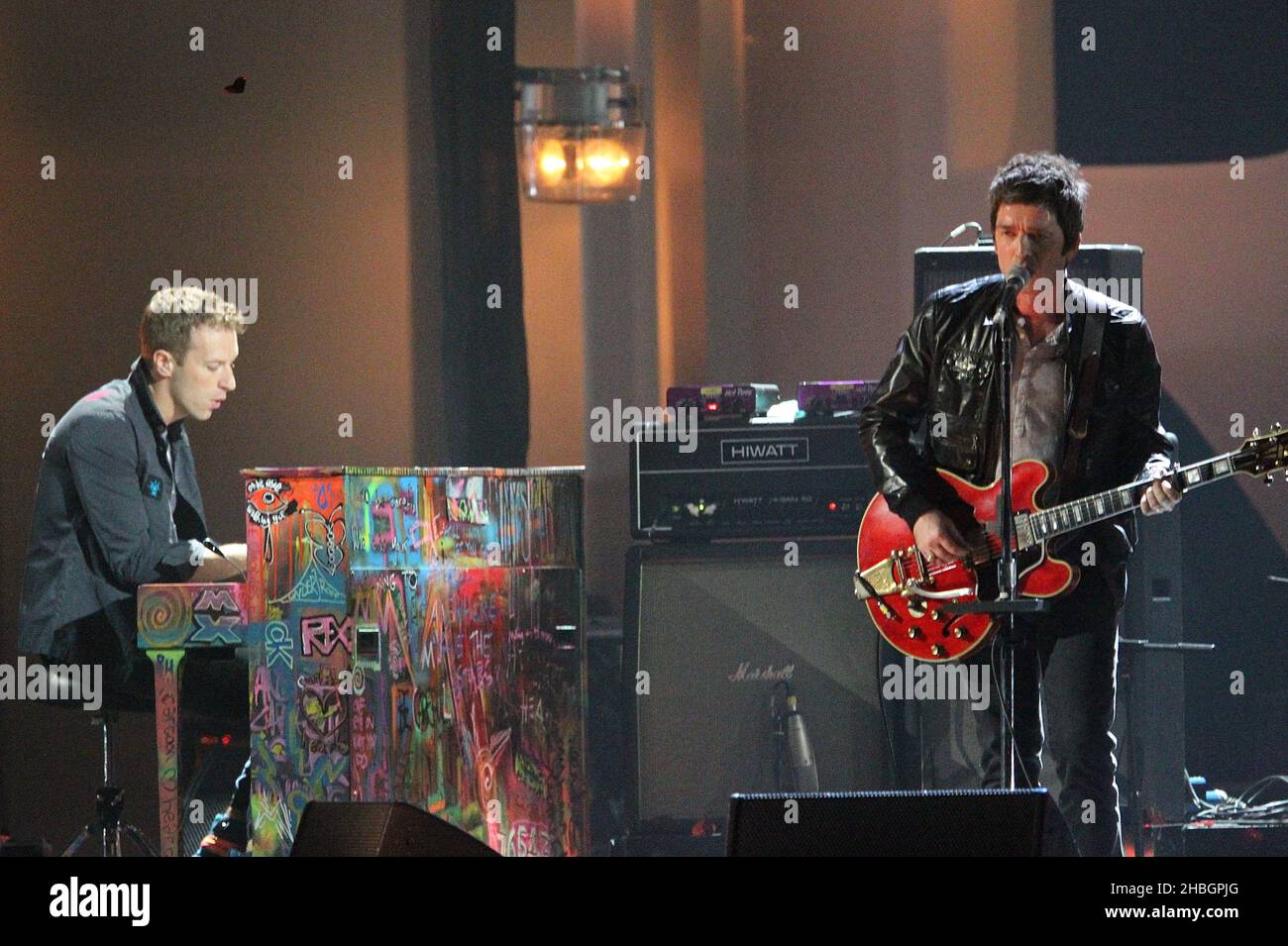 Noel Gallagher's Flying High Birds se produire lors des prix Brit 2012 à l'Arena O2, Londres. Banque D'Images