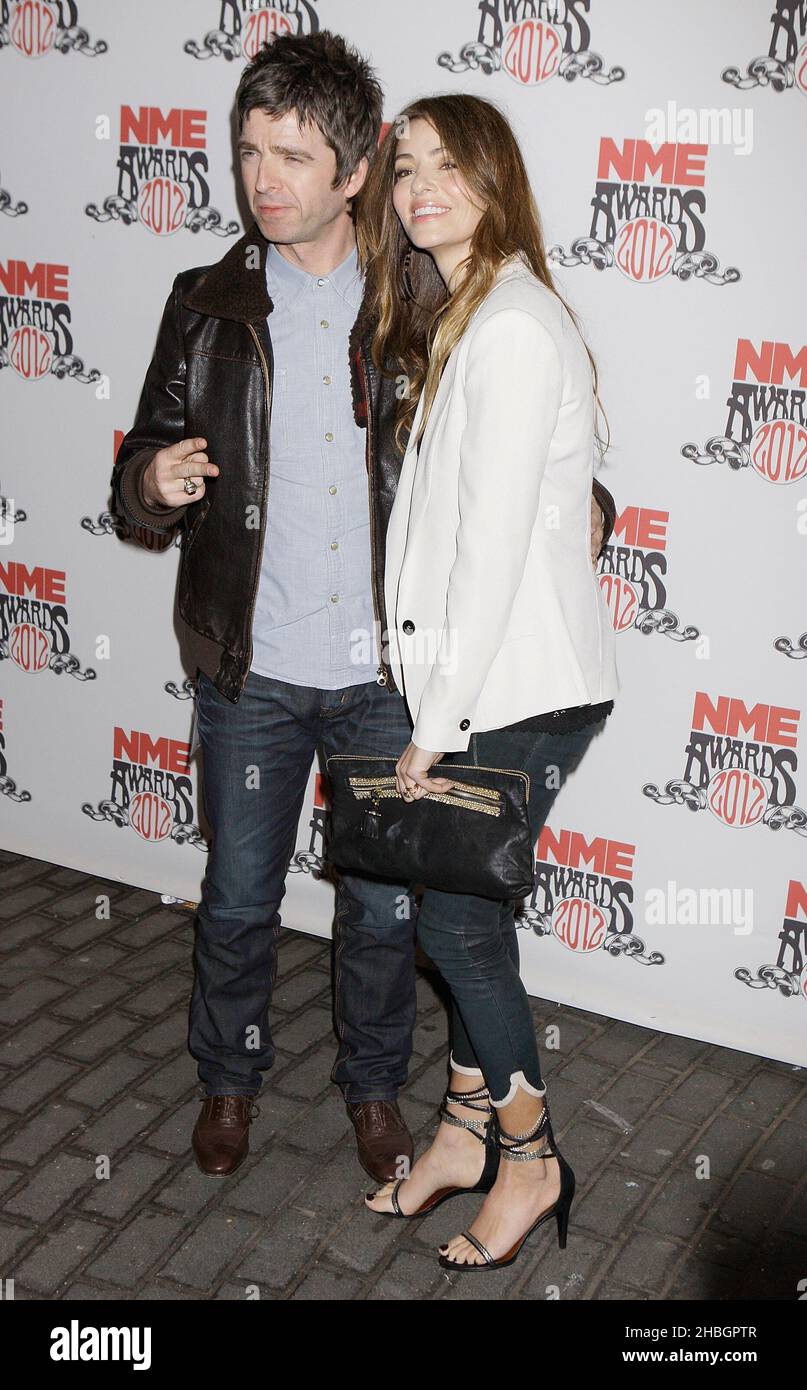 Noel Gallagher et sa femme Sara MacDonald arrivent aux NME Awards au 02 Brixton Academy, Londres Banque D'Images