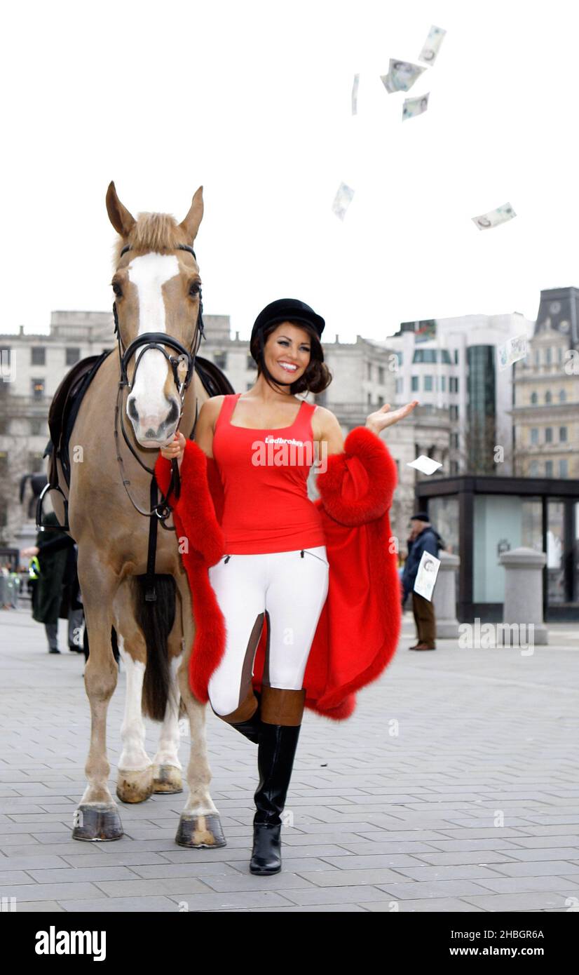 Jessica Wright se lance à Trafalgar Square, Londres, sur un cheval pour lancer l'offre « Ladbrokes £5 Bet for All », prête pour le début de Cheltenham.Ladbrokes donnera un pari £5 gratuit à quiconque veut prendre l'offre le premier jour des courses de Cheltenham. Banque D'Images
