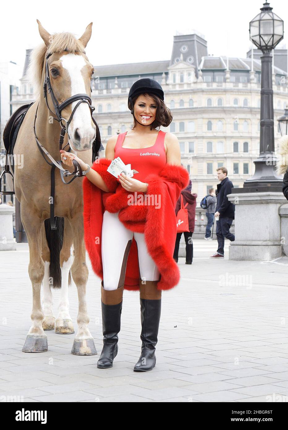 Jessica Wright se lance à Trafalgar Square, Londres, sur un cheval pour lancer l'offre « Ladbrokes £5 Bet for All », prête pour le début de Cheltenham.Ladbrokes donnera un pari £5 gratuit à quiconque veut prendre l'offre le premier jour des courses de Cheltenham. Banque D'Images