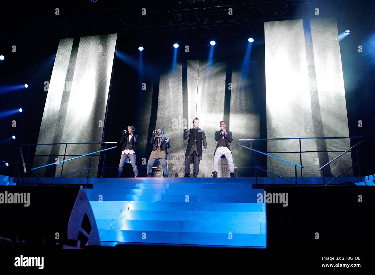 (G-D) Kian Egan, Shane Filan, Mark Feehily et Nicky Byrne de Westlife se présentant en concert lors de la tournée d'adieu du groupe à O2 Arena à Londres. Banque D'Images