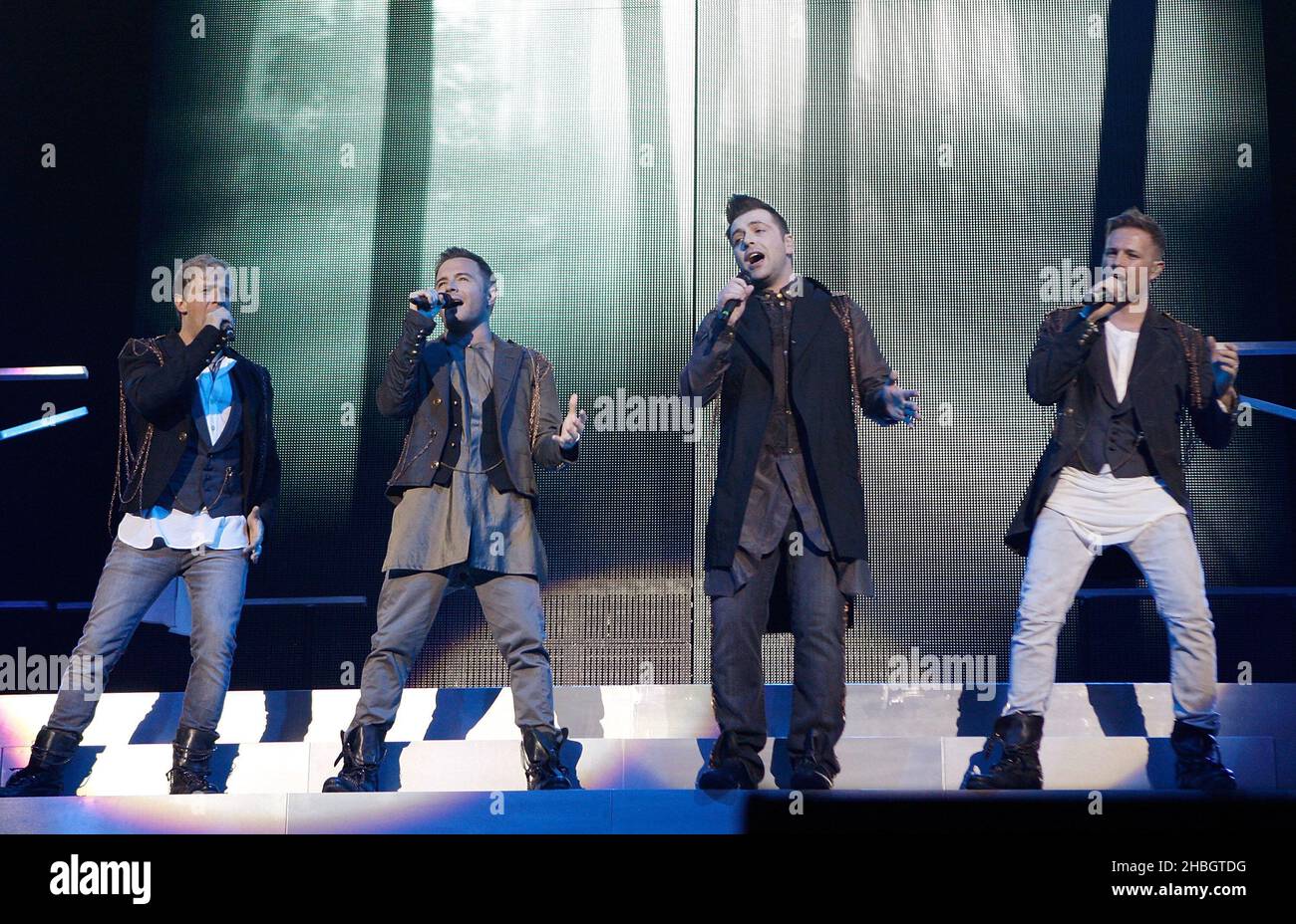 (G-D) Kian Egan, Shane Filan, Mark Feehily et Nicky Byrne de Westlife se présentant en concert lors de la tournée d'adieu du groupe à O2 Arena à Londres. Banque D'Images