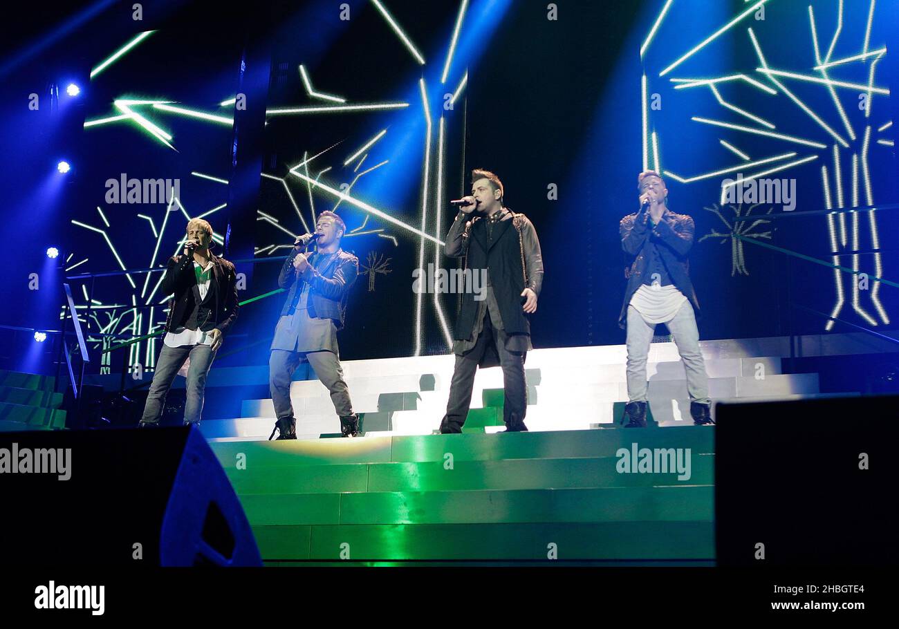 (G-D) Kian Egan, Shane Filan, Mark Feehily et Nicky Byrne de Westlife se présentant en concert lors de la tournée d'adieu du groupe à O2 Arena à Londres. Banque D'Images