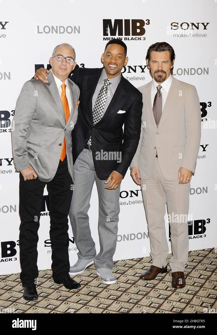 L-R; Barry Sonnenfeld, directeur, avec Will Smith et Josh Brolin, assiste au Cast Photocall pour le lancement britannique de Men in Black à l'hôtel Dorchester de Londres le 16 mai 2012. Banque D'Images