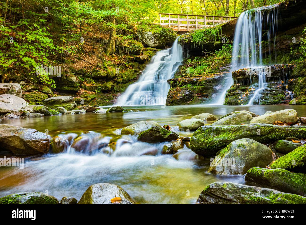 Les eaux floues de Diamond Notch Falls sur l'Ouest tuez le long de Devil's Path dans les montagnes Catskill de New York, est un site accueillant pour le salut Banque D'Images