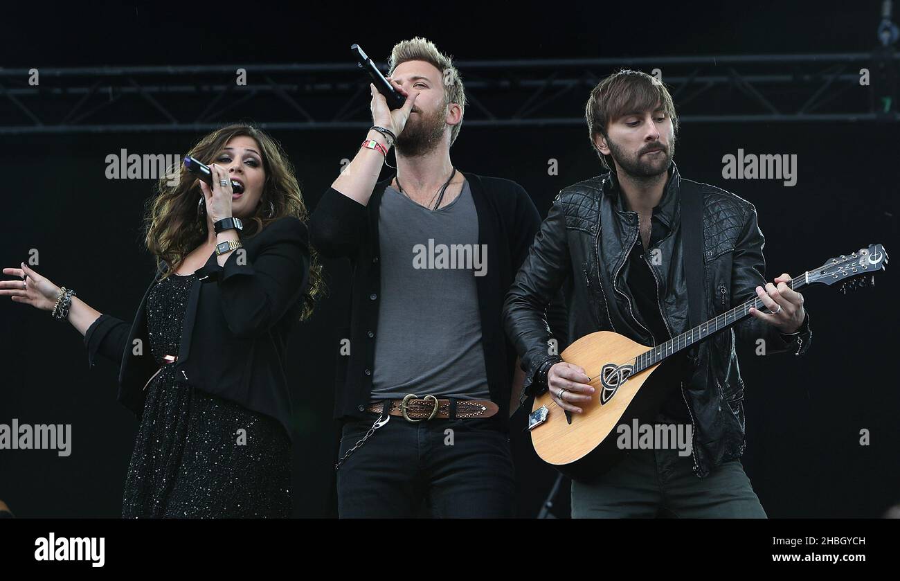 Hillary Scott, Charles Kelley et Dave Haywood de Lady Antebellum se sont produits sur scène au Hard Rock Calling Day 2 à Hyde Park, le samedi 14,2012 juillet. Banque D'Images