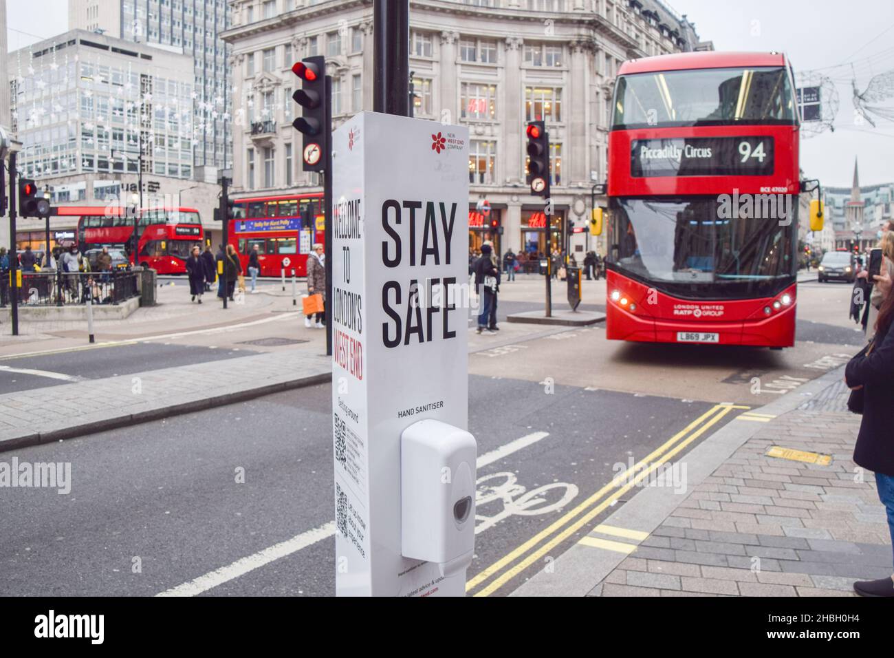 Londres, Royaume-Uni 17th décembre 2021.Des panneaux « Stay Safe » avec assainisseurs pour les mains ont été installés dans Oxford Street et Regent Street comme variante Omicron des pâtes à tartiner COVID-19 au Royaume-Uni. Banque D'Images