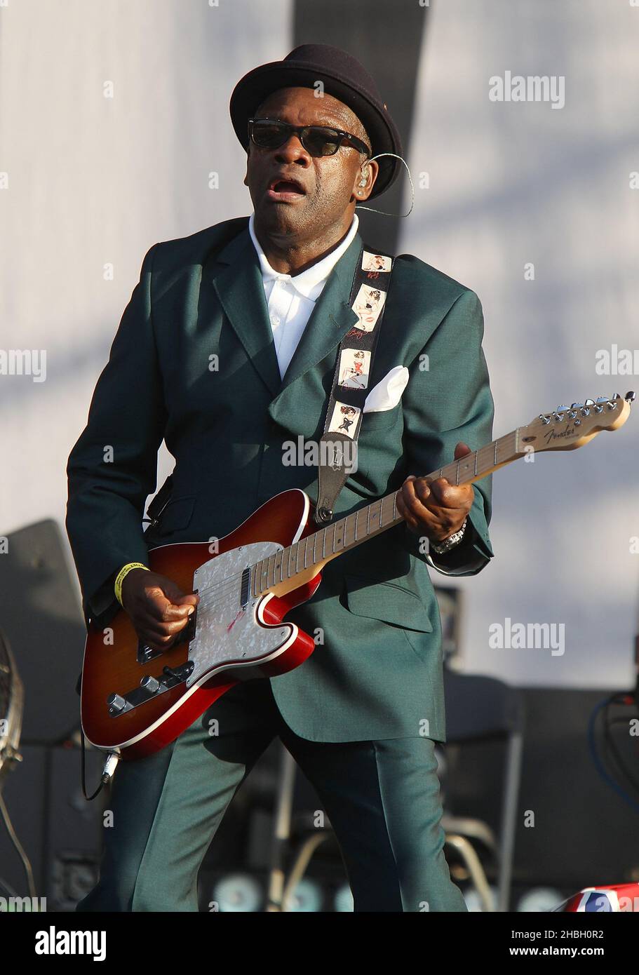 Lynval Golding of the Specials se produit sur scène lors de la cérémonie de clôture BT London Live qui célèbre la fin des Jeux Olympiques, à Hyde Park, dans le centre de Londres. Banque D'Images