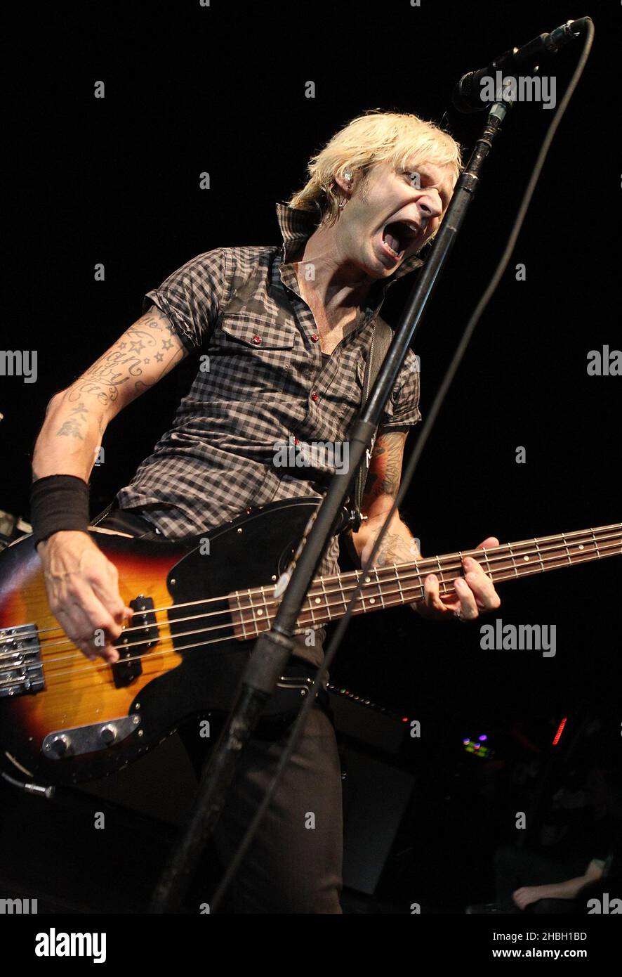 Mike Dirnt de Green Day, réalisant un spectacle unique intime de Londres pour la promotion de la sortie prochaine de leurs albums ÁUno!, Ádos!Et ÁTrŽ!... au Shepherd's Bush Empire de Londres en 02. Banque D'Images