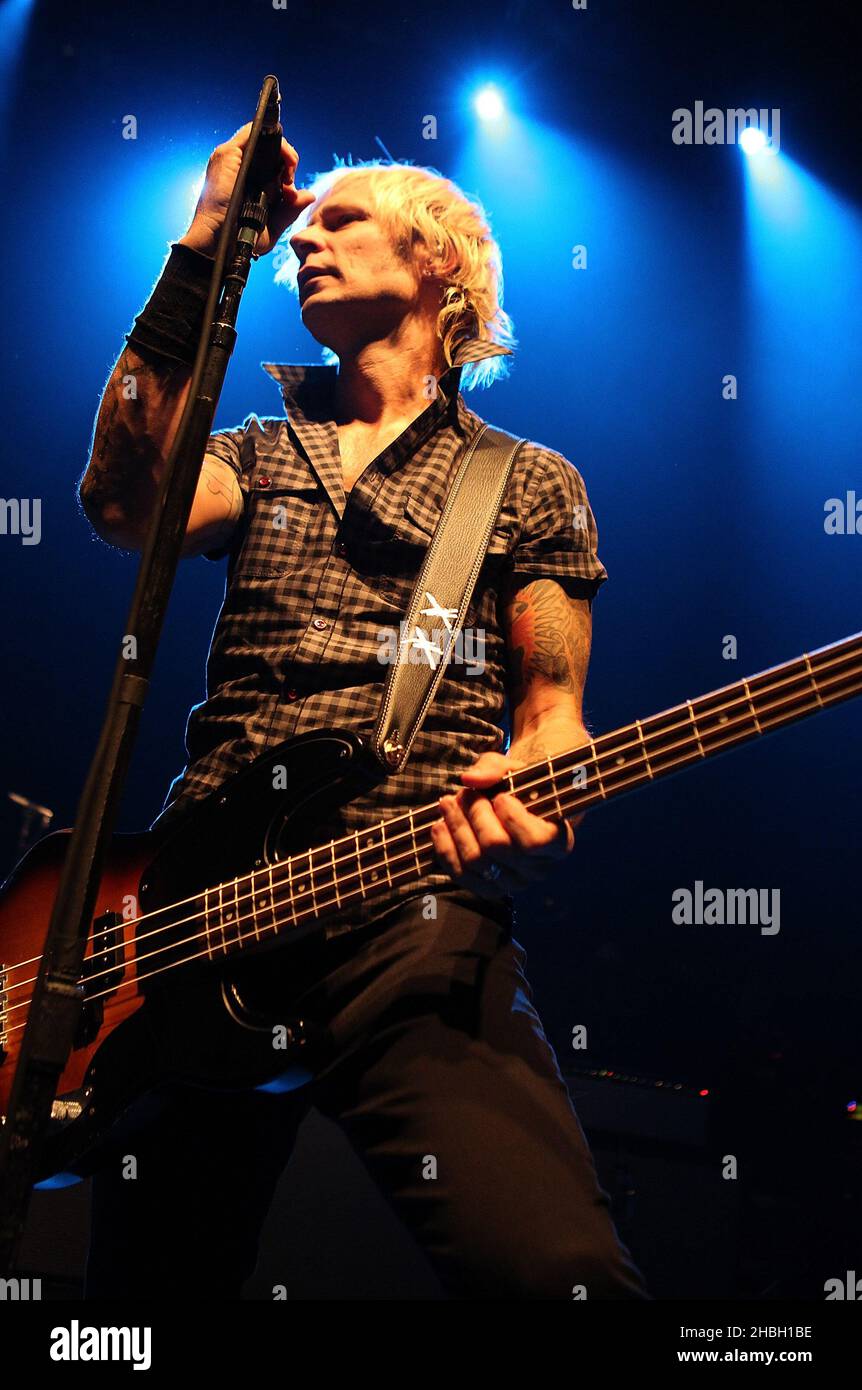 Mike Dirnt de Green Day, réalisant un spectacle unique intime de Londres pour la promotion de la sortie prochaine de leurs albums ÁUno!, Ádos!Et ÁTrŽ!... au Shepherd's Bush Empire de Londres en 02. Banque D'Images