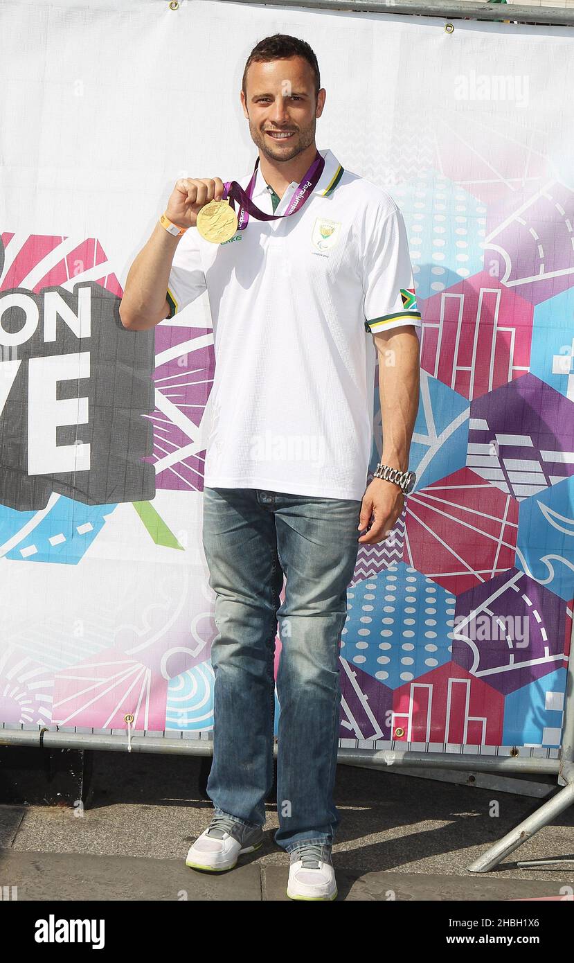 BT London Live a accueilli Oscar Pistorius paralympian à Trafalgar Square.L'Oscar Pistorius d'Afrique du Sud a fourni une finale à la compétition de terrain et de piste des Jeux paralympiques la nuit dernière, en raportant l'or en T44 400m Banque D'Images