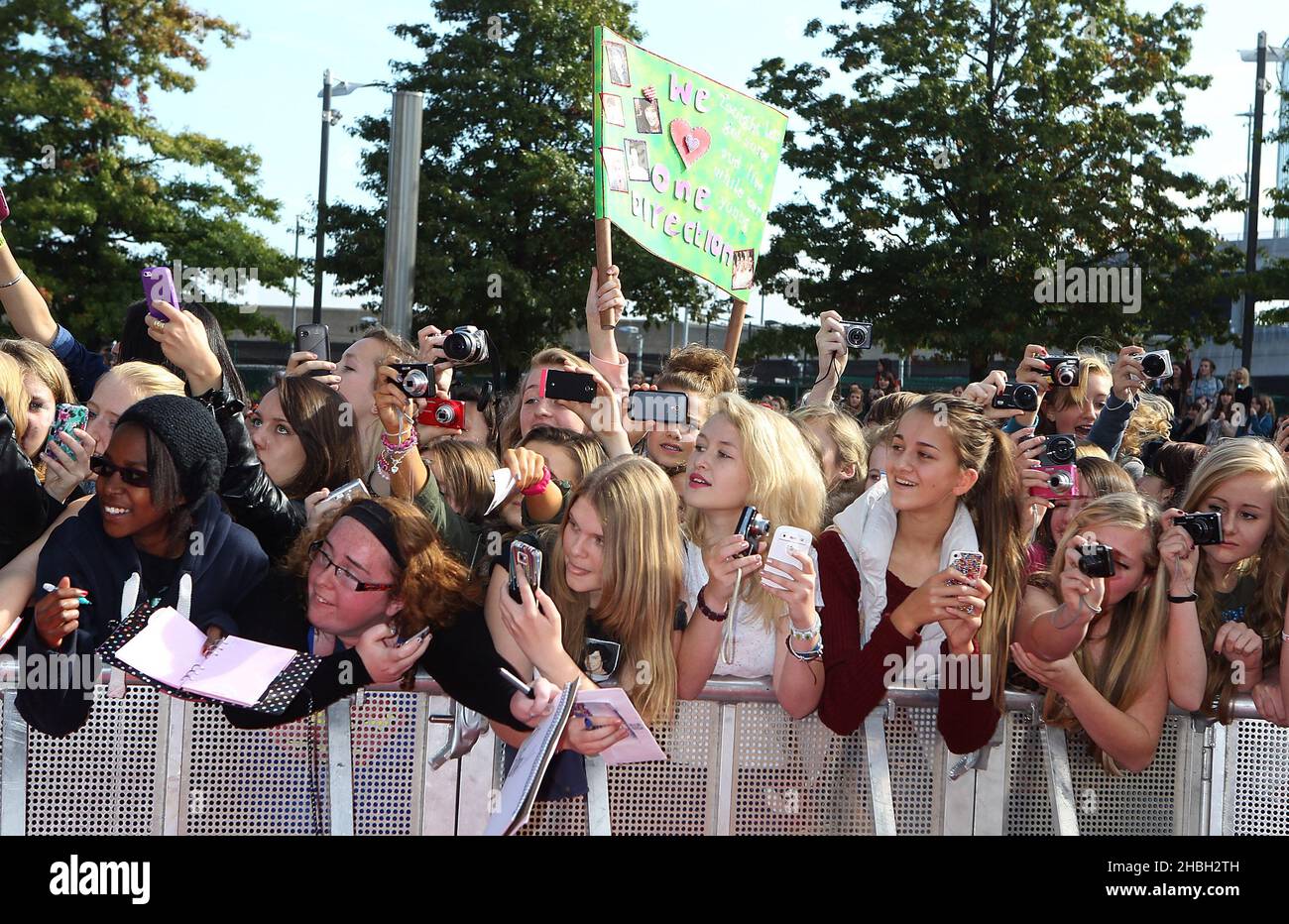 Les fans de One Direction regardent le groupe arriver aux BBC Teen Awards, à Wembley Arena à Londres. Banque D'Images