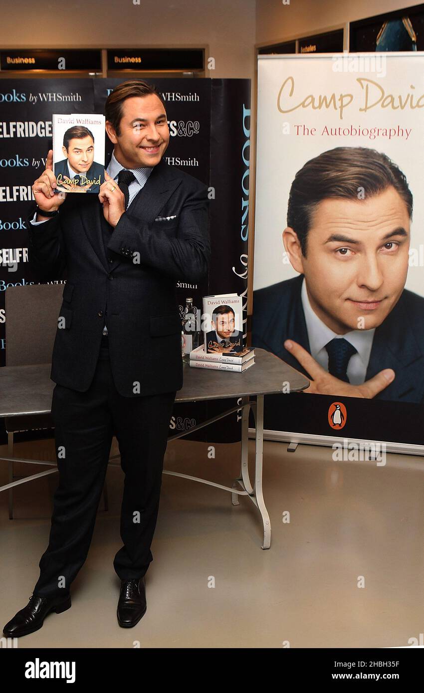 David Walliams signe son autobiographie « Camp David » au Selfridges Book Store d'Oxford Street à Londres. Banque D'Images