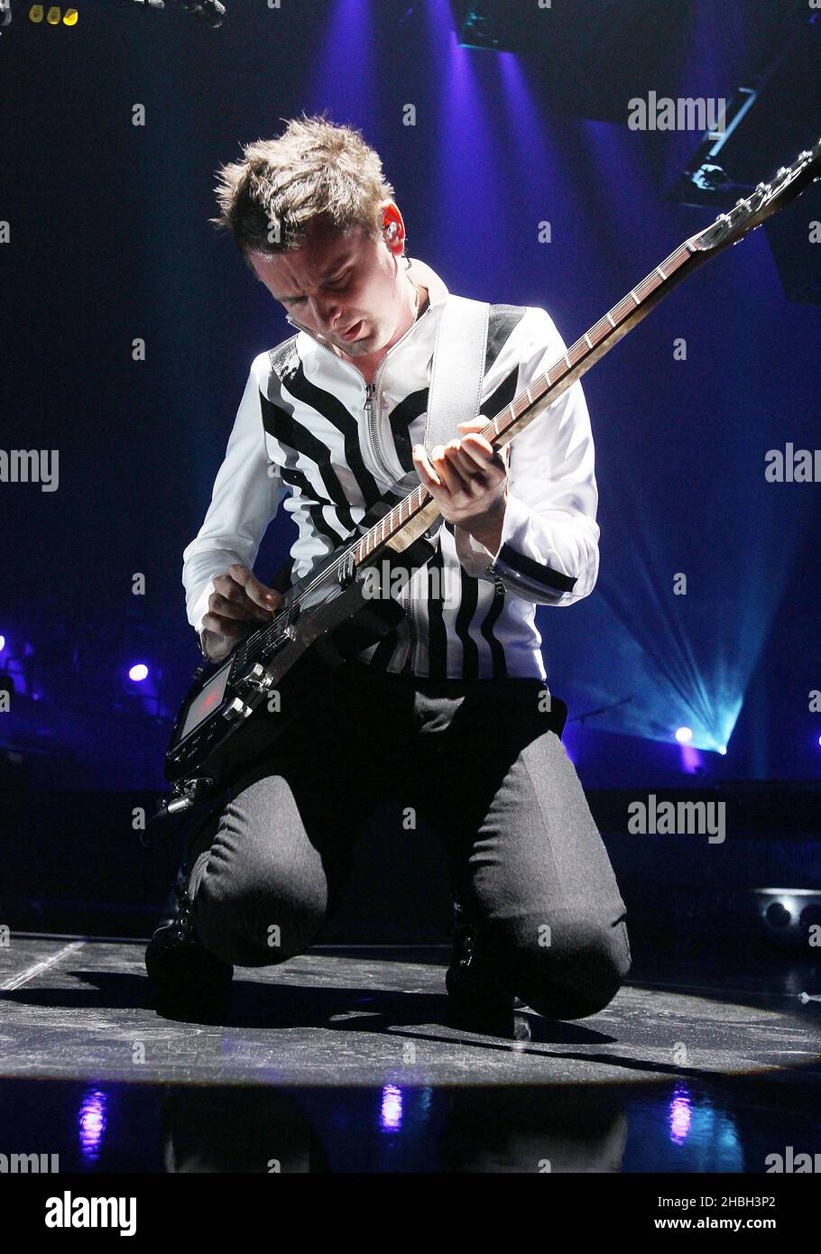 Matt Bellamy de Muse se produit sur scène à l'Arena 02 de Londres. Banque D'Images