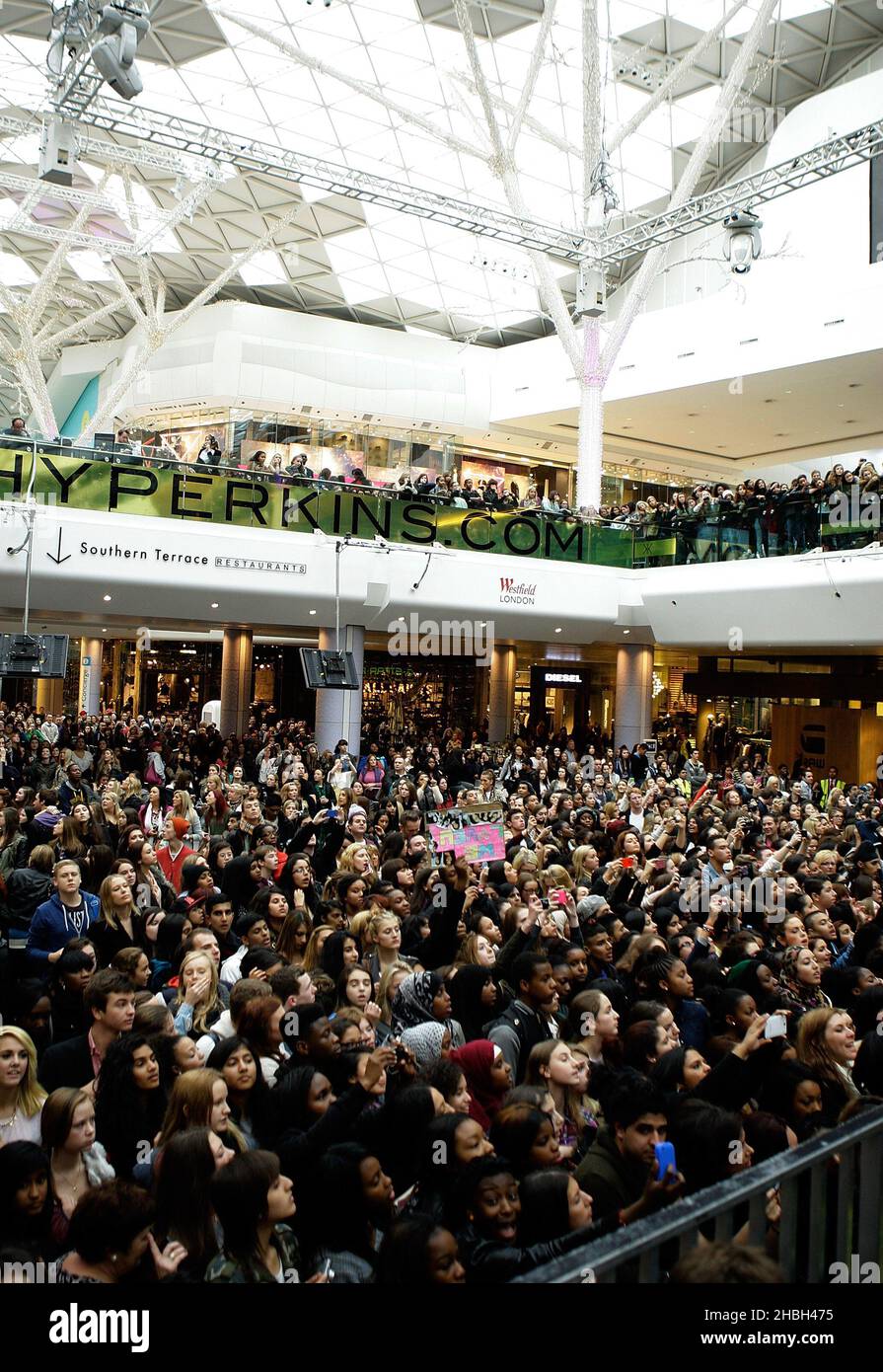 Vue générale des fans de la foule aux Kardashian Sisters, Kourtney, Kim et Khloe lancement de leur Kardashian Kollection, (disponible exclusivement chez Dorothy Perkins) à Westfield White City dans l'ouest de Londres. Banque D'Images