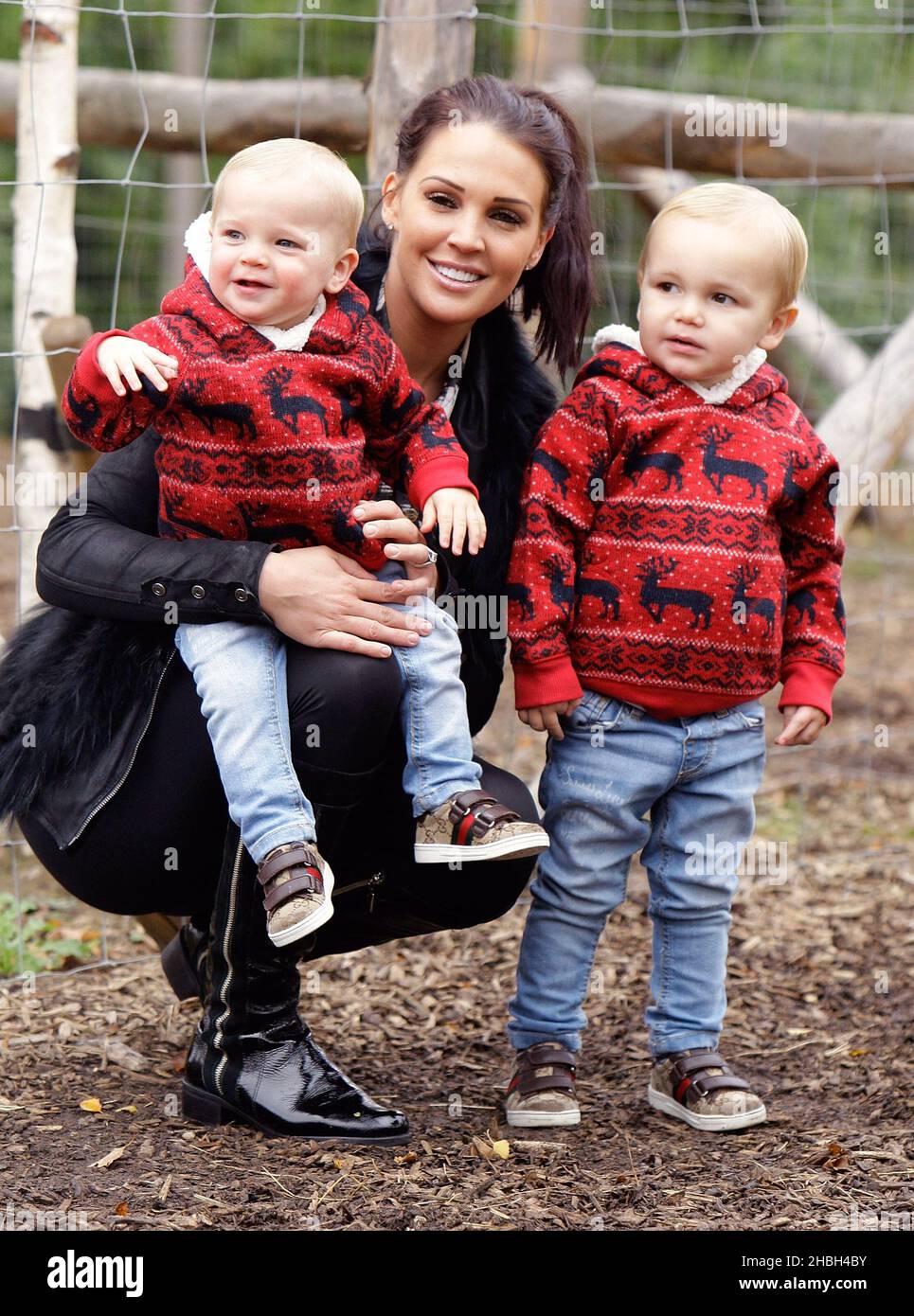 Danielle Lloyd et ses fils Archie et Harry lancent l'expérience Santa au zoo de Londres. Banque D'Images