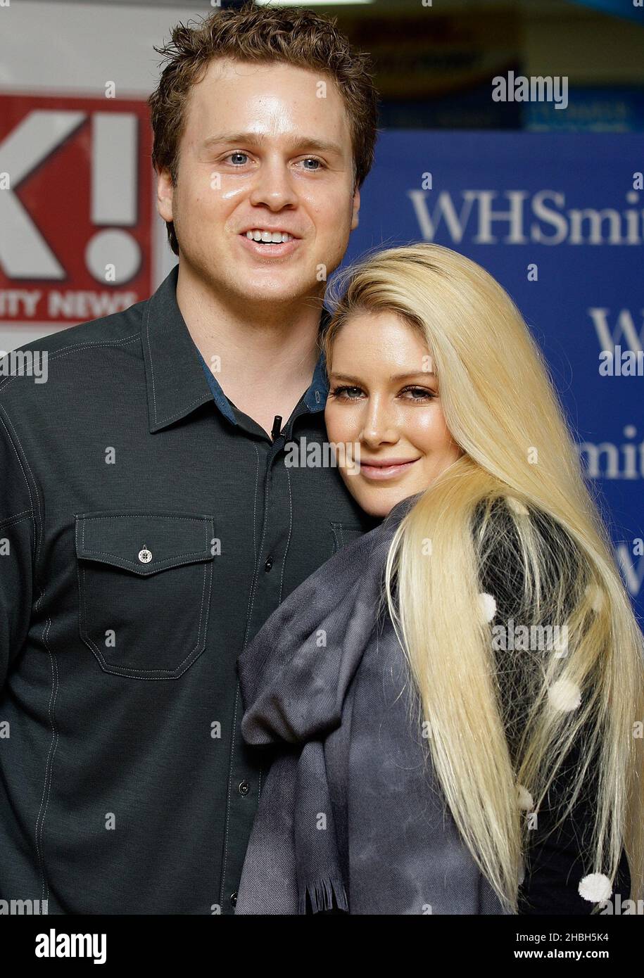 Heidi Montag et Spencer Pratt signent des copies d'OK Magazine à WHSmith, au Brent Cross Shopping Centre de Londres. Banque D'Images Heidi Montag et Spencer Pratt signent des copies d'OK Magazine à WHSmith, au Brent Cross Shopping Centre de Londres. Banque D'Images