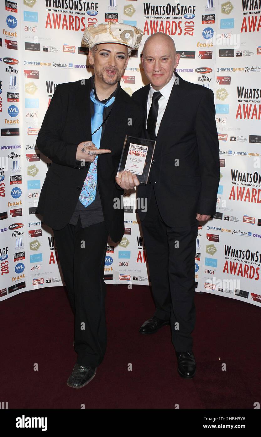 Boy George, meilleur gagnant de la production du West End, photographié avec Mark Davis Markham aux Whatsonstage Awards au Palace Theatre de Londres. Banque D'Images