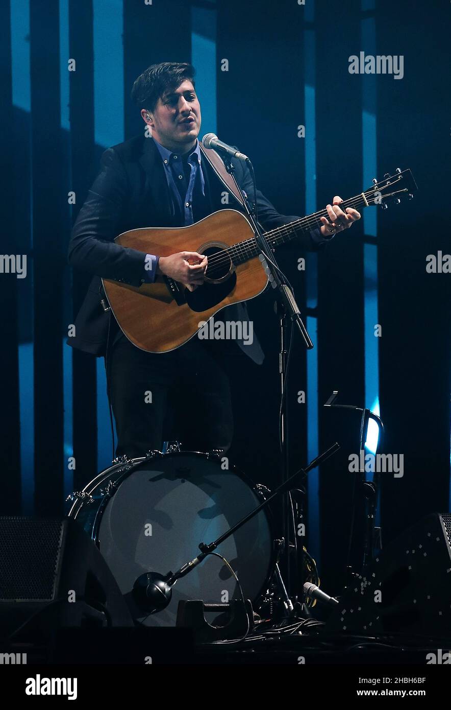 Marcus Mumford, de Mumford et Sons, se produit lors des Brit Awards 2013 à l'Arena O2, Londres. Banque D'Images