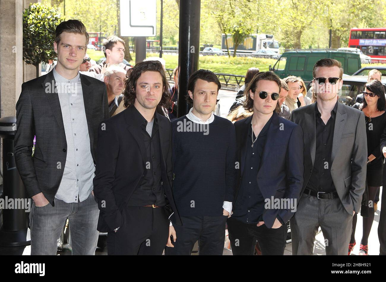 Orlando Weeks, Felix White, Rupert Jarvis, Hugo White, Sam Doyle et Robert Dylan Thomas des Maccabées assistent aux arrivées des prix Ivor Novello à l'hôtel Grosvenor House de Londres. Banque D'Images