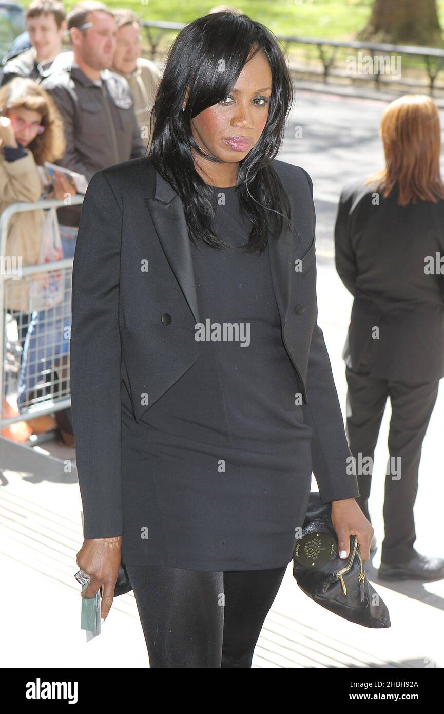 Shaznay Lewis assiste aux arrivées des prix Ivor Novello au Grosvenor House Hotel de Londres. Banque D'Images