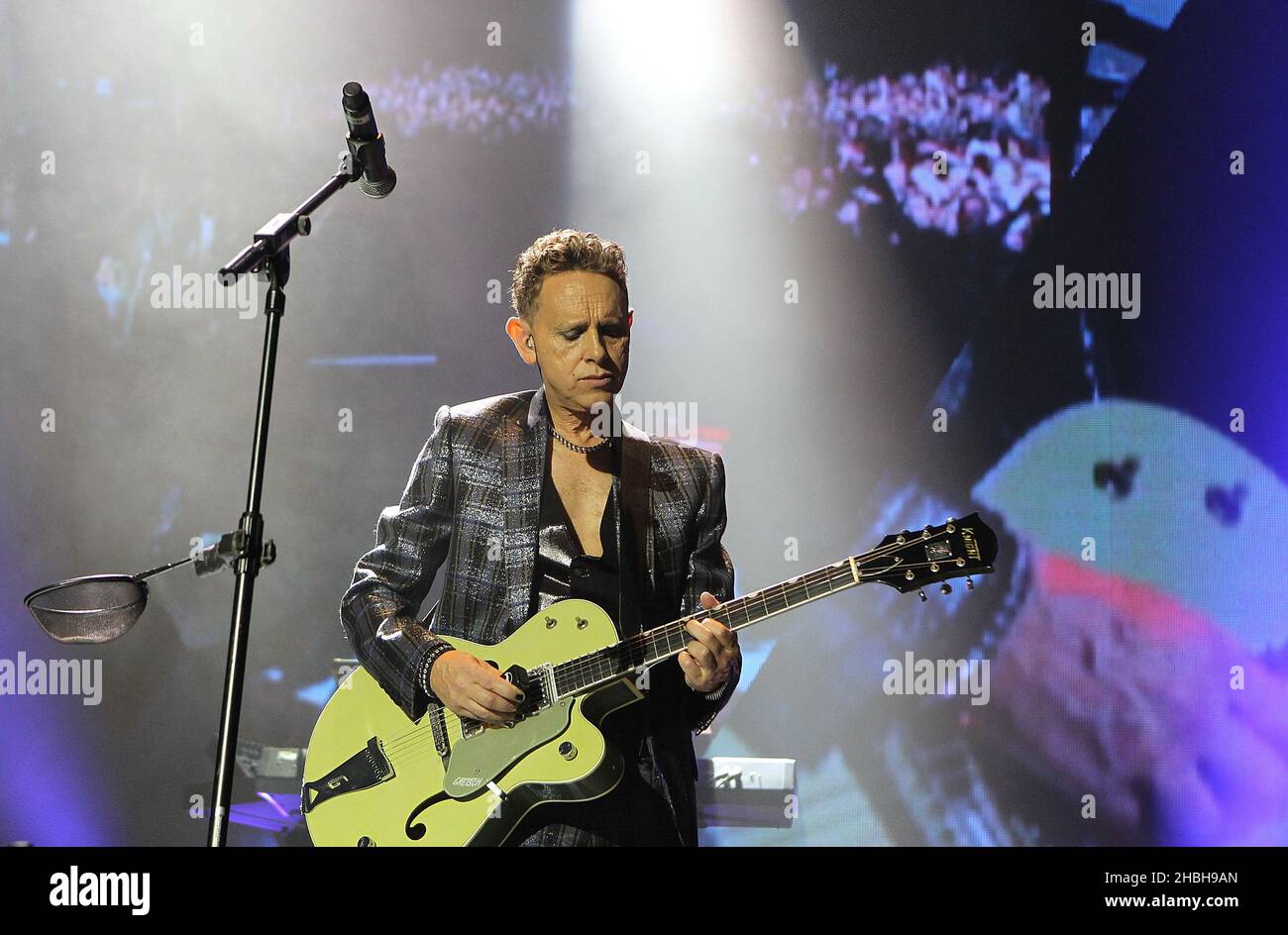 Martin Gore de Depeche mode se produit sur scène à l'Arena 02 de Londres. Banque D'Images