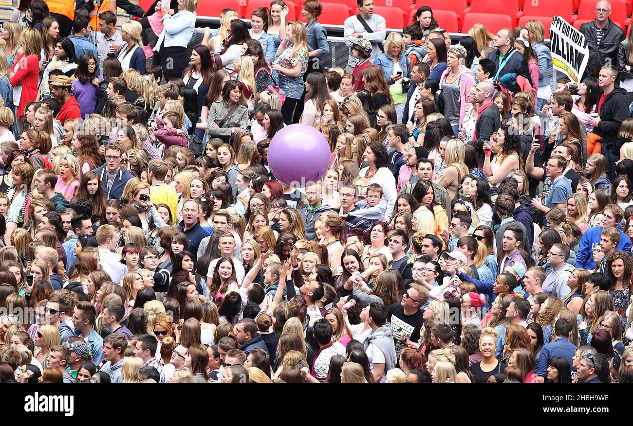 Une vue générale des fans du Summertime ball de Capital FM au stade Wembley, Londres. Banque D'Images