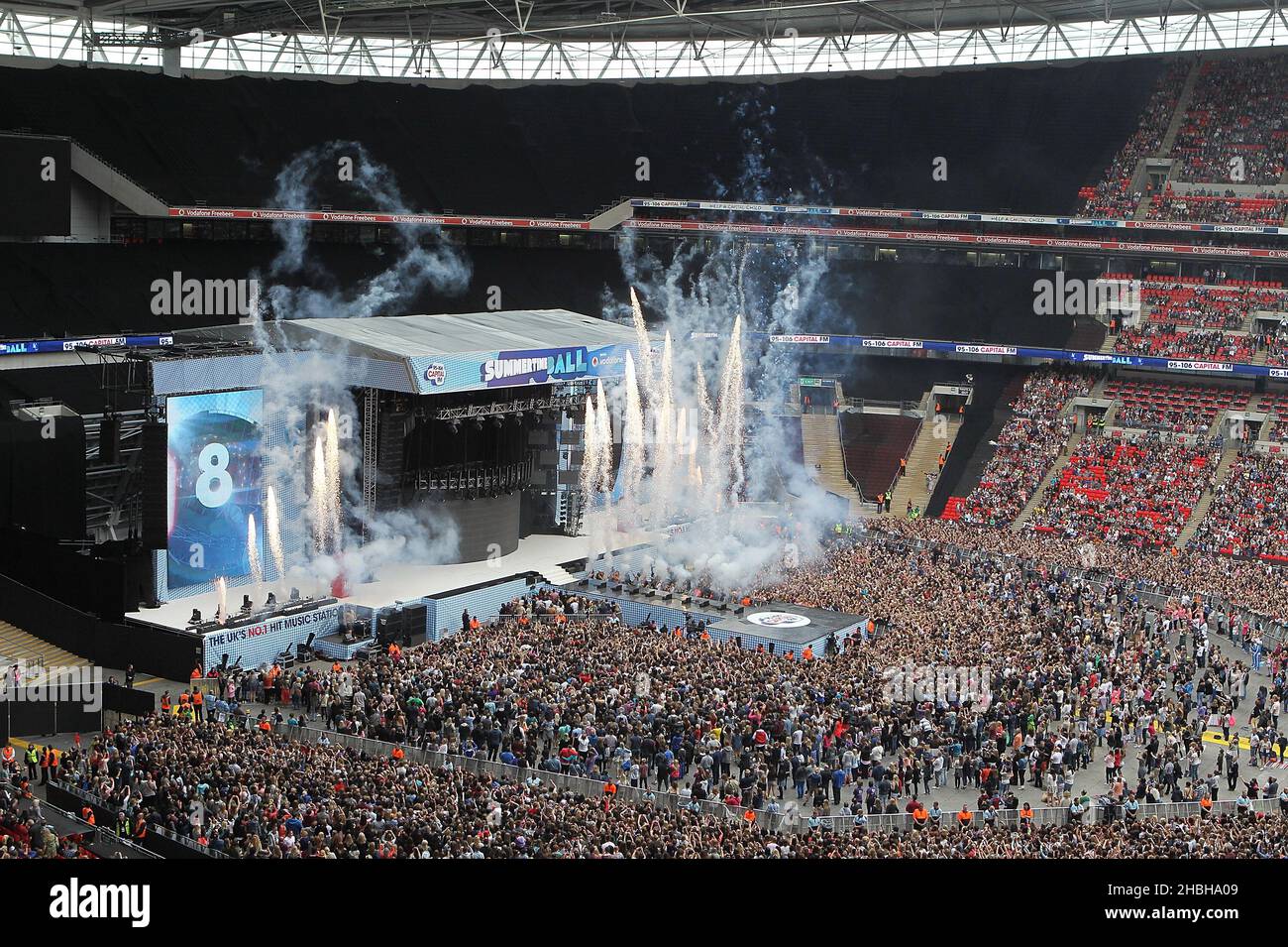 Vue générale des feux d'artifice et scène au début du Summertime ball de Capital FM au stade Wembley, Londres. Banque D'Images