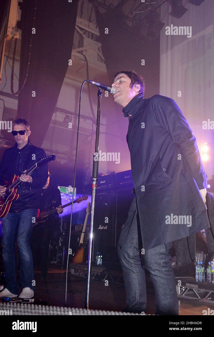 Liam Gallagher joue avec Beady Eye sur scène au Camden Center de Londres. Banque D'Images