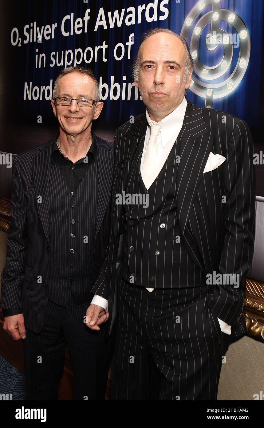 Mick Jones et Nicky Headon of Clash remportent le prix Silver Clef 02 aux prix Nordoff Robbins Silver Clef Awards à l'hôtel Hilton de Londres. Banque D'Images
