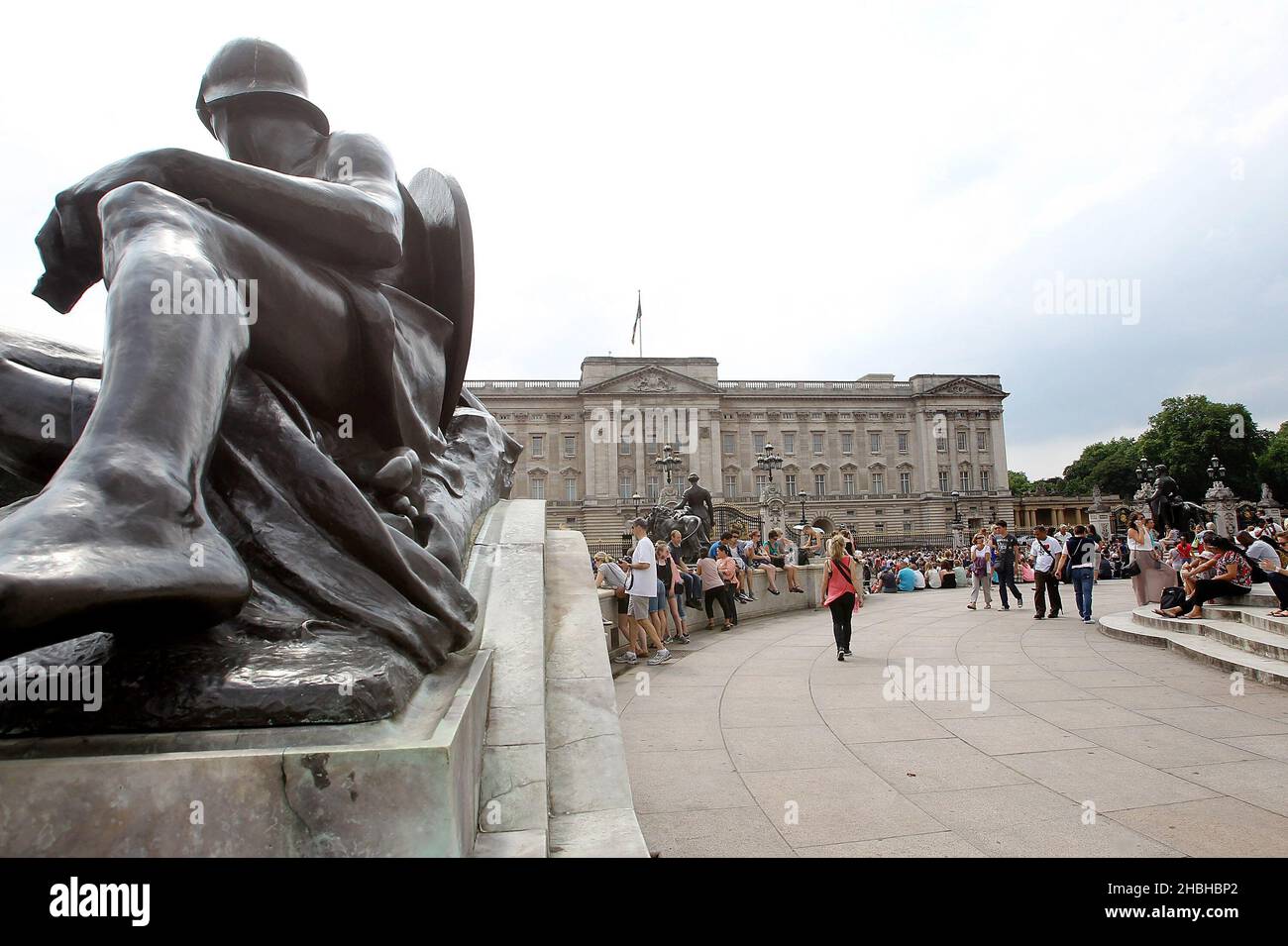 Des foules de wishers bien sont vues à l'extérieur de Buckingham Palace le lendemain de la naissance royale d'un bébé en bonne santé au duc et à la duchesse de Cambridge le 22nd juillet 2013.Il pesa les albs 6oz. Banque D'Images